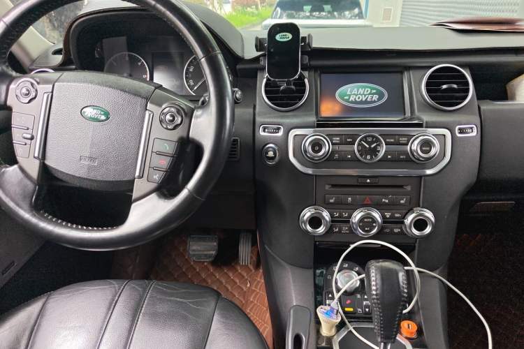 Used Land Rover Discovery 2011 3.0 SDV6 HSE Diesel Version Center Console
