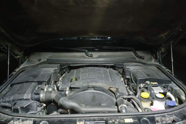 Used Land Rover Discovery 2011 3.0 SDV6 HSE Diesel Version Engine Bay