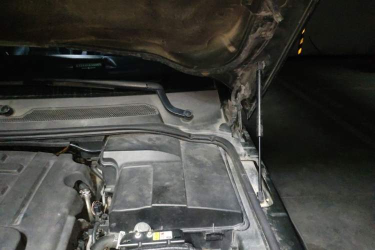 Used Land Rover Discovery 2011 3.0 SDV6 HSE Diesel Version Engine Bay Left