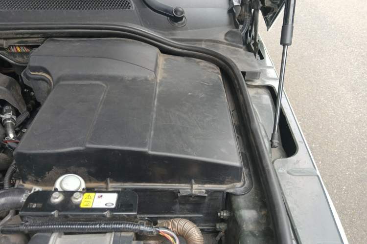 Used Land Rover Discovery 2011 3.0 SDV6 HSE Diesel Version Engine Bay Left