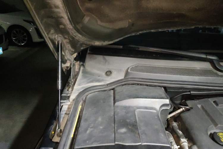 Used Land Rover Discovery 2011 3.0 SDV6 HSE Diesel Version Engine Bay Right