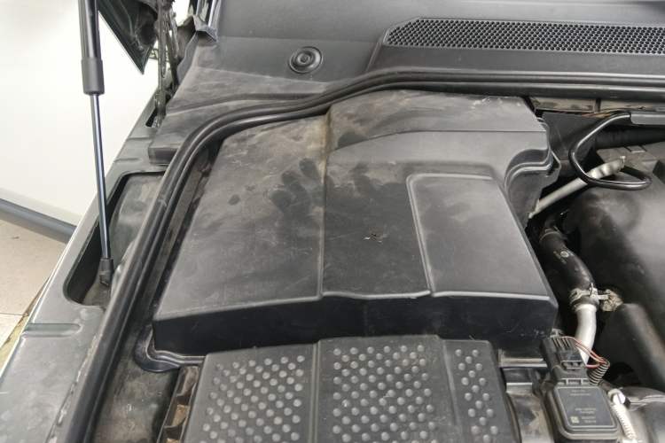 Used Land Rover Discovery 2011 3.0 SDV6 HSE Diesel Version Engine Bay Right