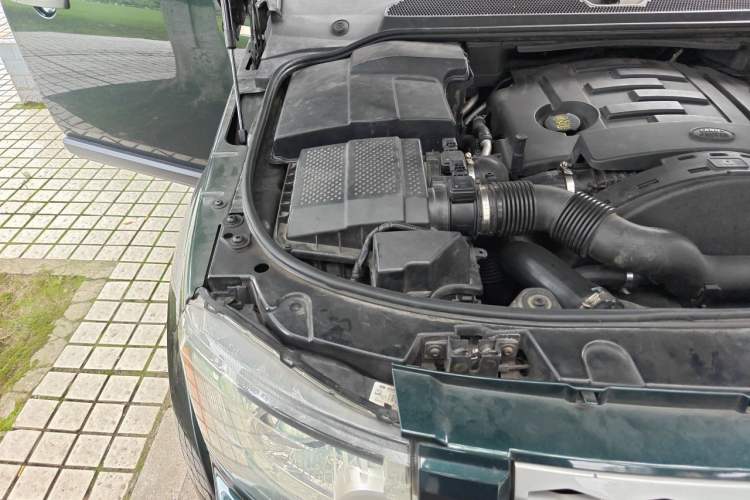 Used Land Rover Discovery 2011 3.0 SDV6 HSE Diesel Version Engine Bay Right