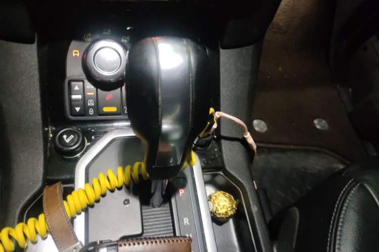 Used Land Rover Discovery 2011 3.0 SDV6 HSE Diesel Version Gear Lever