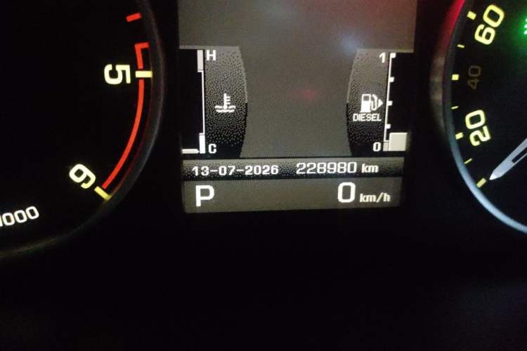 Used Land Rover Discovery 2011 3.0 SDV6 HSE Diesel Version Odometer Close Up