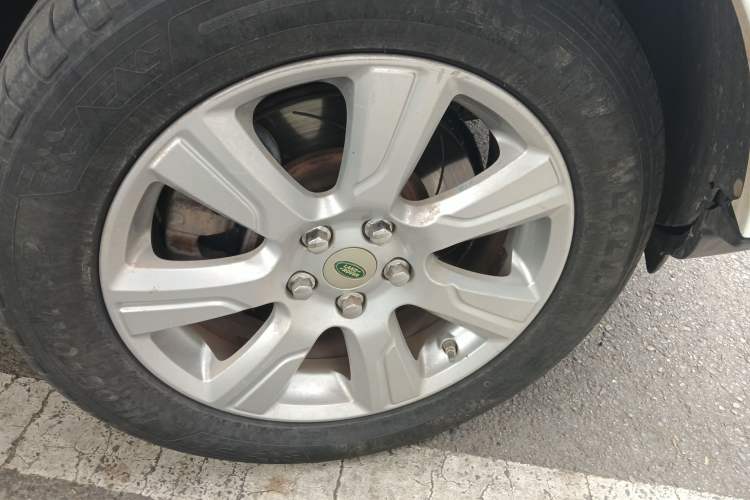 Used Land Rover Discovery 2011 3.0 SDV6 HSE Diesel Version Right Front Wheel Hub