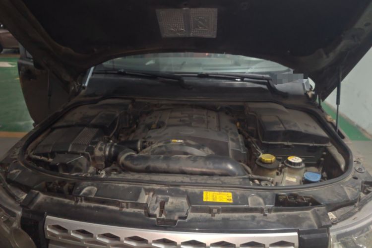 Used Land Rover Discovery 2011 2.7 TDV6 S Diesel Version Engine Bay