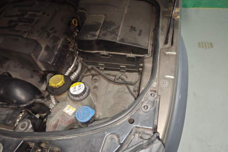 Used Land Rover Discovery 2011 2.7 TDV6 S Diesel Version Engine Bay Left