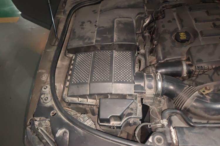 Used Land Rover Discovery 2011 2.7 TDV6 S Diesel Version Engine Bay Right