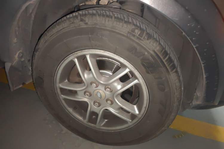 Used Land Rover Discovery 2011 2.7 TDV6 S Diesel Version Right Front Wheel Hub