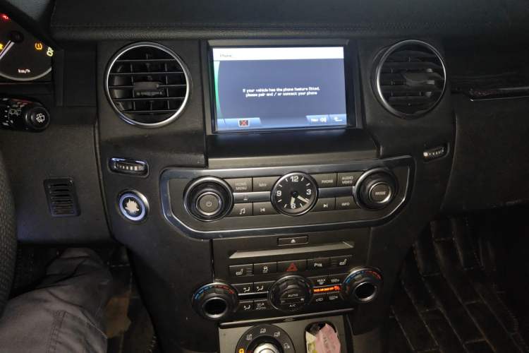 Used Land Rover Discovery 2011 3.0 SDV6 HSE Diesel Version Audio And AC Panel