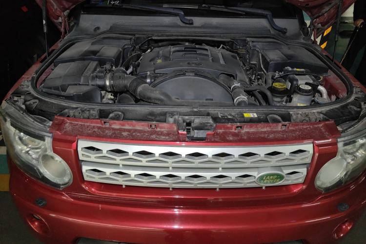 Used Land Rover Discovery 2011 3.0 SDV6 HSE Diesel Version Engine Bay