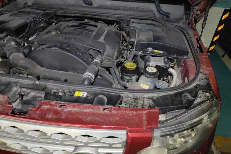 Used Land Rover Discovery 2011 3.0 SDV6 HSE Diesel Version Engine Bay Left