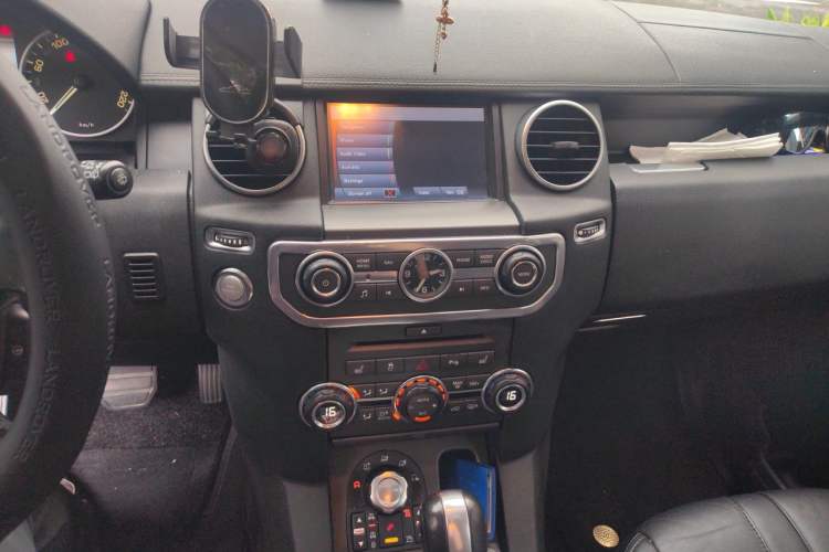 Used Land Rover Discovery 2011 5.0 V8 HSE Audio And AC Panel