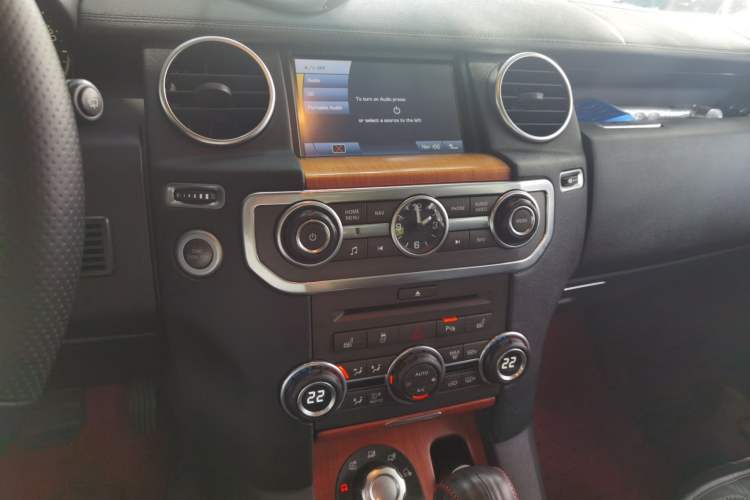 Used Land Rover Discovery 2011 3.0 SDV6 HSE Diesel Version Audio And AC Panel