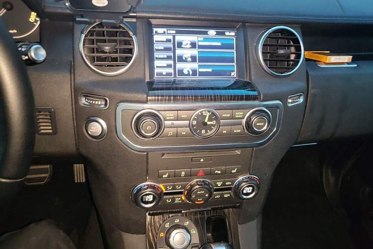 Used Land Rover Discovery 2011 3.0 SDV6 HSE Diesel Version Audio And AC Panel