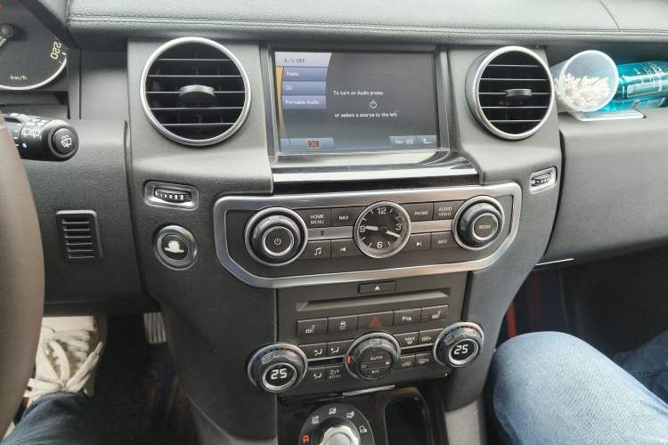 Used Land Rover Discovery 2011 4.0 V6 HSE Audio And AC Panel