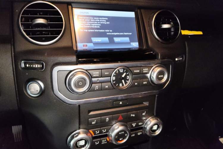 Used Land Rover Discovery 2011 3.0 SDV6 HSE Diesel Version Audio And AC Panel
