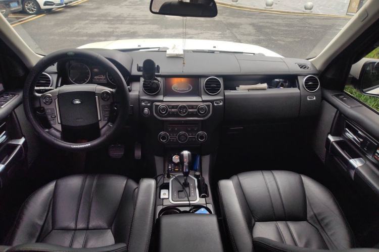 Used Land Rover Discovery 2011 5.0 V8 HSE Center Console