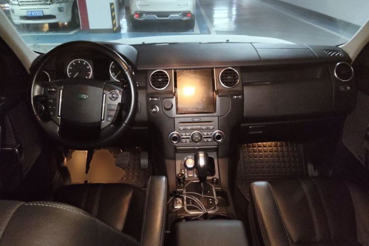 Used Land Rover Discovery 2011 4.0 V6 HSE Center Console