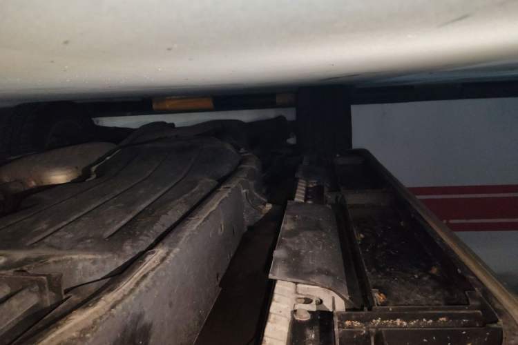 Used Land Rover Discovery 2011 4.0 V6 HSE Chassis Front Right