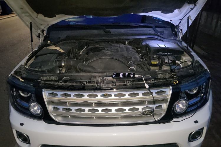 Used Land Rover Discovery 2011 3.0 SDV6 HSE Diesel Version Engine Bay