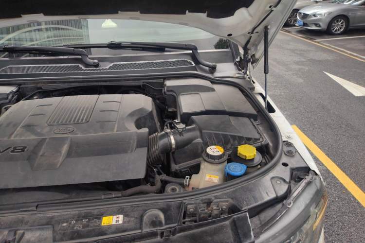Used Land Rover Discovery 2011 5.0 V8 HSE Engine Bay Left