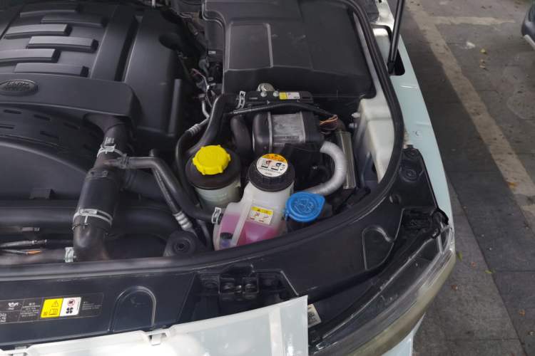 Used Land Rover Discovery 2011 3.0 SDV6 HSE Diesel Version Engine Bay Left