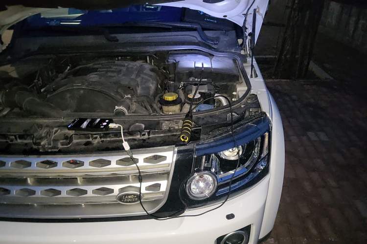 Used Land Rover Discovery 2011 3.0 SDV6 HSE Diesel Version Engine Bay Left