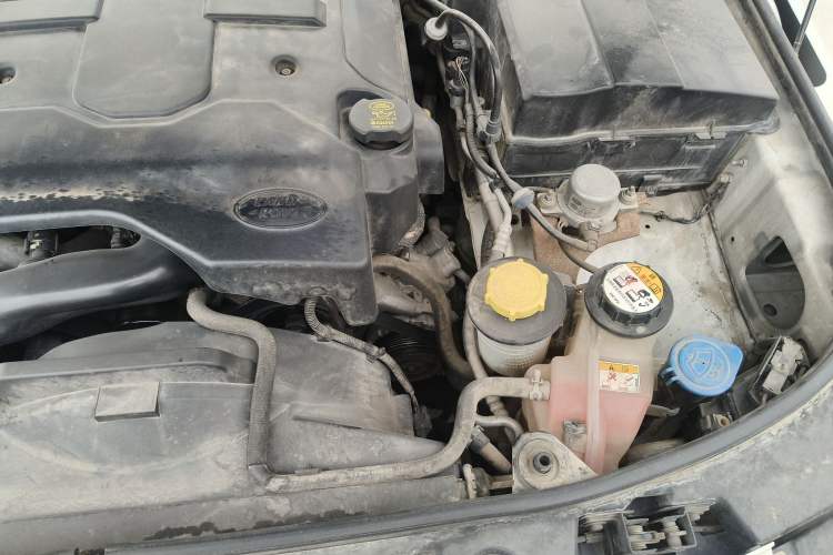 Used Land Rover Discovery 2011 4.0 V6 HSE Engine Bay Left