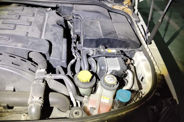 Used Land Rover Discovery 2011 3.0 SDV6 HSE Diesel Version Engine Bay Left