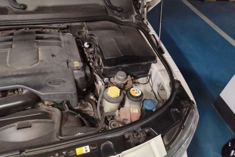 Used Land Rover Discovery 2011 4.0 V6 HSE Engine Bay Left