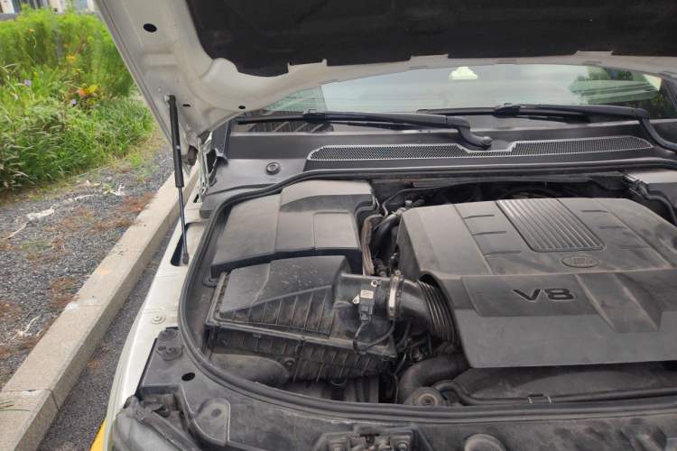 Used Land Rover Discovery 2011 5.0 V8 HSE Engine Bay Right