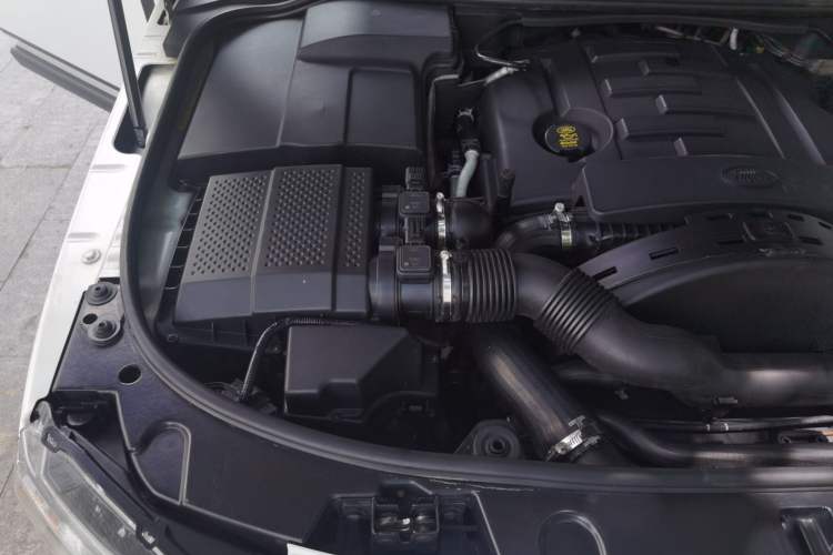 Used Land Rover Discovery 2011 3.0 SDV6 HSE Diesel Version Engine Bay Right
