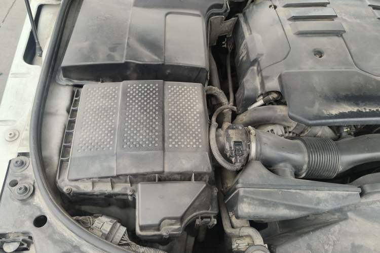 Used Land Rover Discovery 2011 4.0 V6 HSE Engine Bay Right