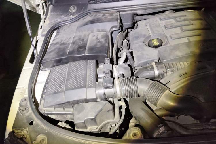 Used Land Rover Discovery 2011 3.0 SDV6 HSE Diesel Version Engine Bay Right