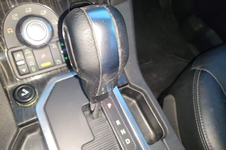 Used Land Rover Discovery 2011 3.0 SDV6 HSE Diesel Version Gear Lever