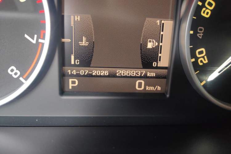Used Land Rover Discovery 2011 5.0 V8 HSE Odometer Close Up