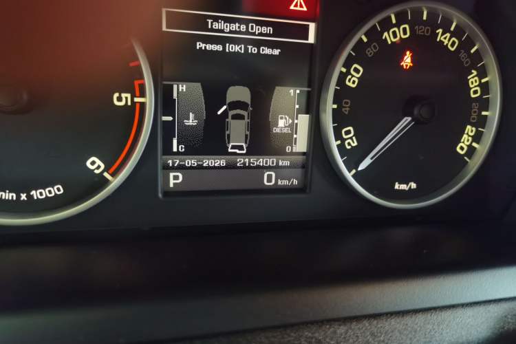 Used Land Rover Discovery 2011 3.0 SDV6 HSE Diesel Version Odometer Close Up