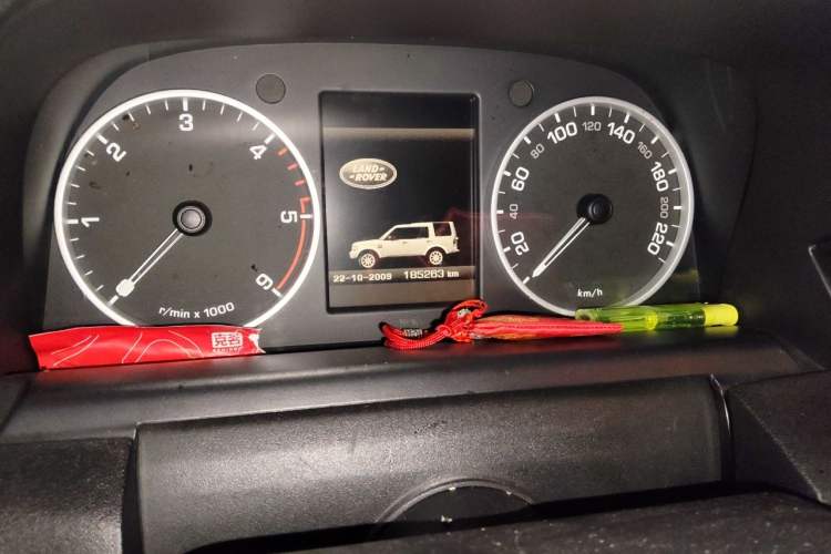 Used Land Rover Discovery 2011 3.0 SDV6 HSE Diesel Version Odometer Close Up