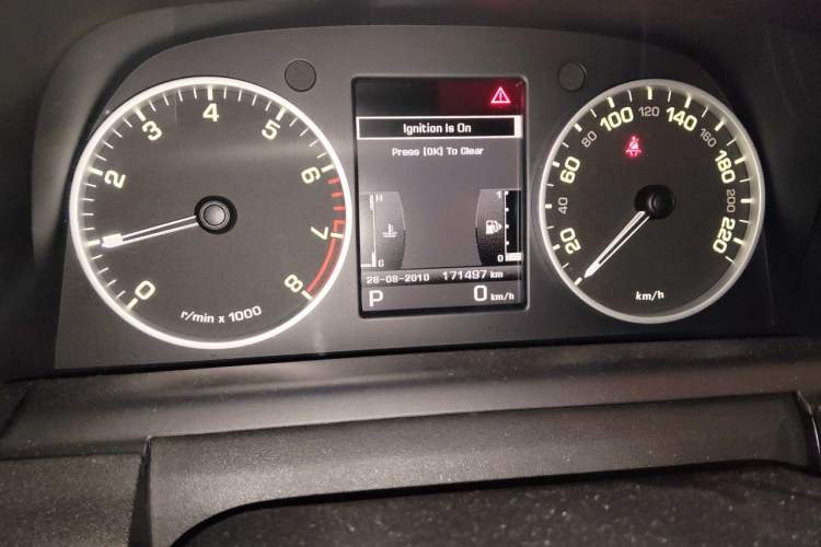 Used Land Rover Discovery 2011 4.0 V6 HSE Odometer Close Up