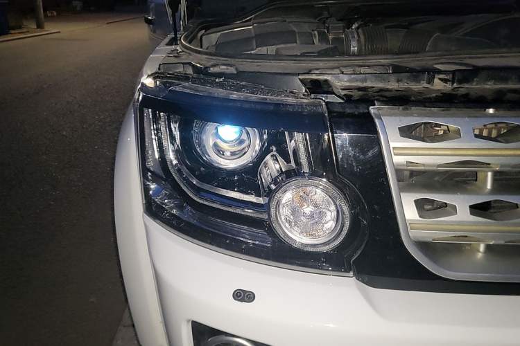 Used Land Rover Discovery 2011 3.0 SDV6 HSE Diesel Version Right Front Headlight