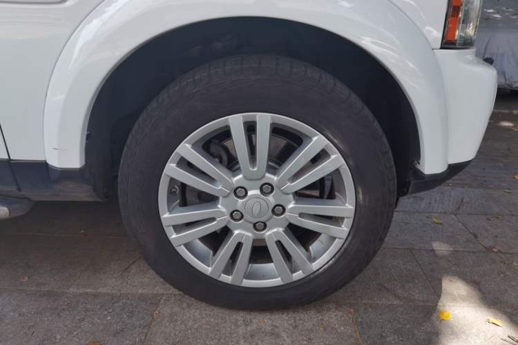 Used Land Rover Discovery 2011 3.0 SDV6 HSE Diesel Version Right Front Wheel Hub