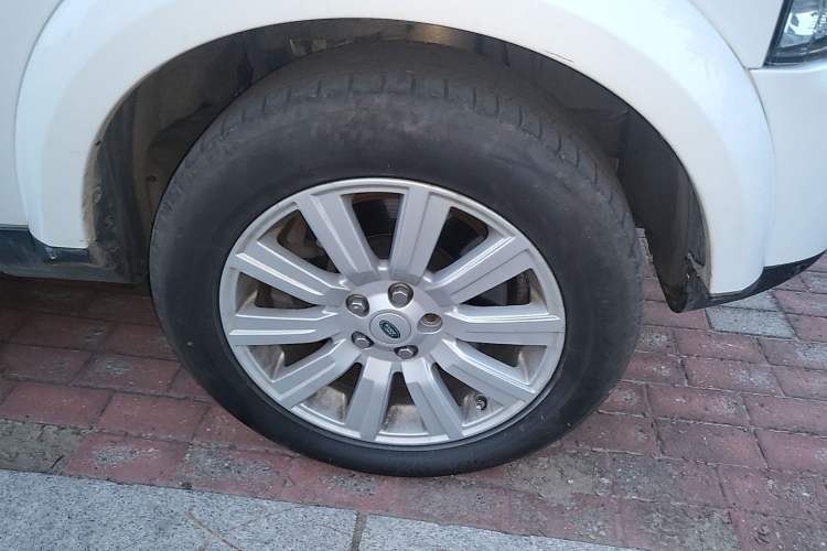 Used Land Rover Discovery 2011 3.0 SDV6 HSE Diesel Version Right Front Wheel Hub