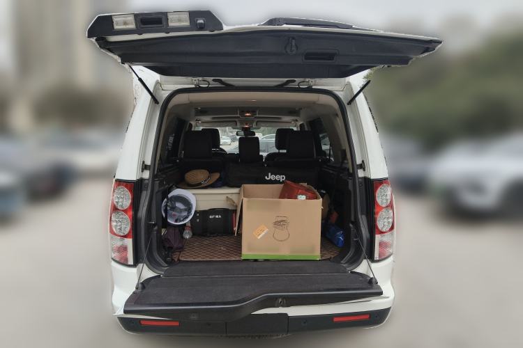 Used Land Rover Discovery 2011 4.0 V6 HSE Trunk