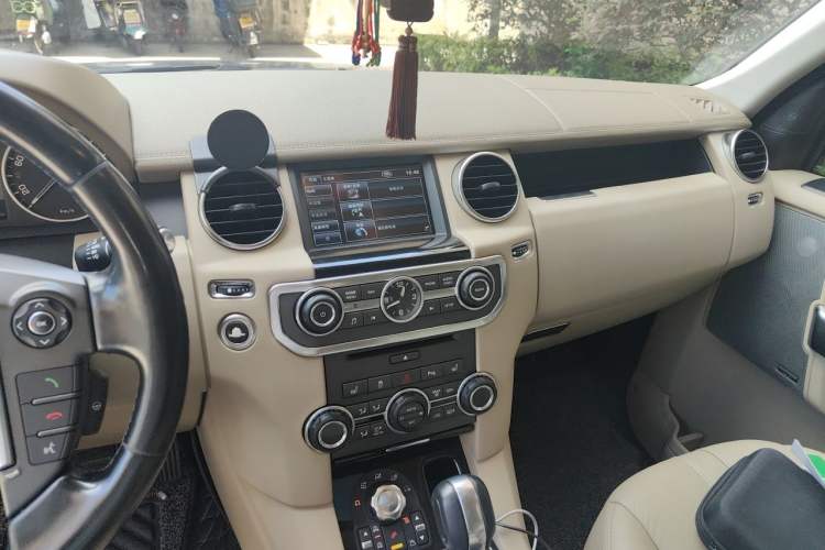 Used Land Rover Discovery 2012 5.0 V8 SE Audio And AC Panel