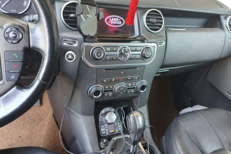 Used Land Rover Discovery 2012 5.0 V8 SE Audio And AC Panel
