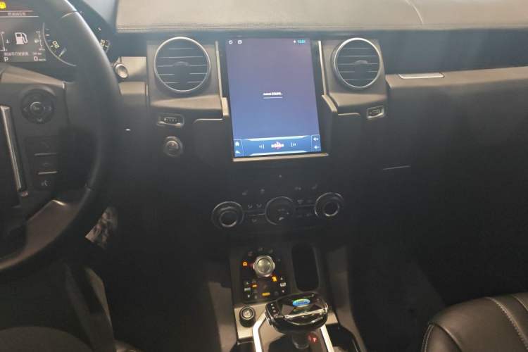 Used Land Rover Discovery 2012 5.0 V8 SE Audio And AC Panel