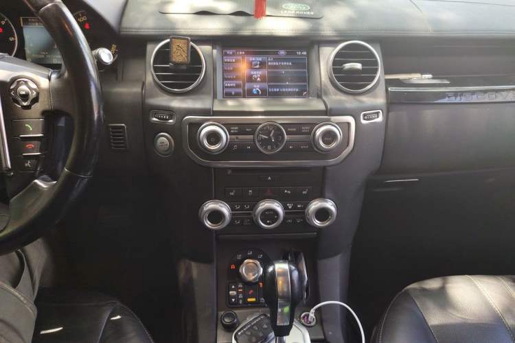 Used Land Rover Discovery 2012 3.0 SDV6 HSE Diesel Version Audio And AC Panel