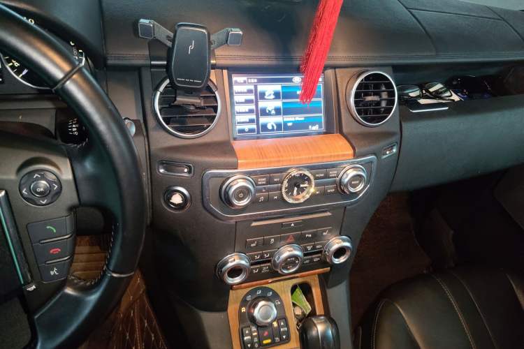 Used Land Rover Discovery 2012 3.0 SDV6 HSE Diesel Version Audio And AC Panel